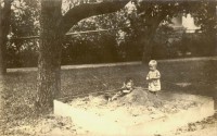 /album/fotogalerie-siedenbollentin/siedenbollentin-1910-gutshaus-serie-13-park-2-kinder-im-buddelkasten-web-jpg/